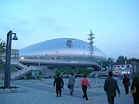 黃昏的札幌Dome,因剛有比賽,唔少人去趕入場